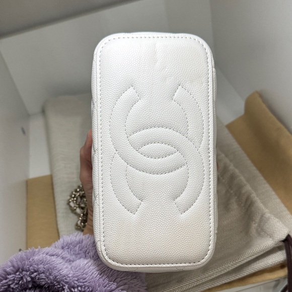 Chanel vanity White Quilted Crossbody Bag with Chain. Come with bag. - Picture 3 of 8